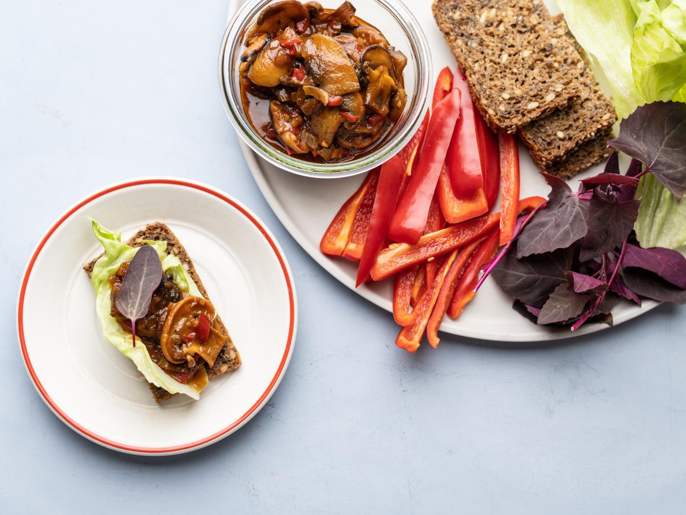 Svampe i mild barbecuesauce med sprød salat på rugbrød