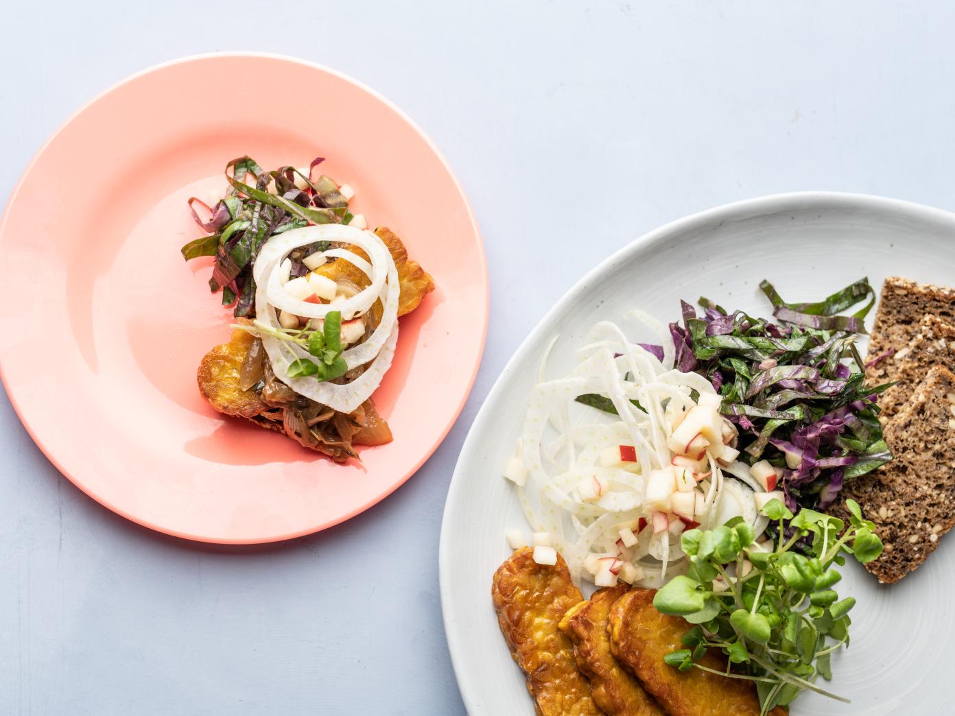 Stegt tempeh med løgrelish og fennikel