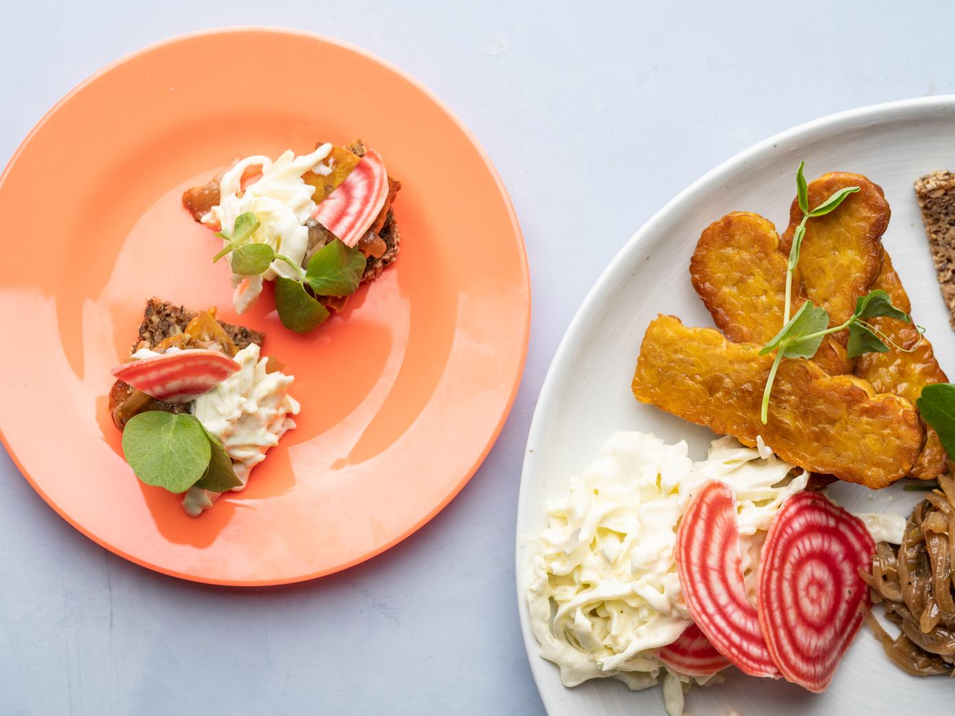 Stegt tempeh med løgrelish og spidskål