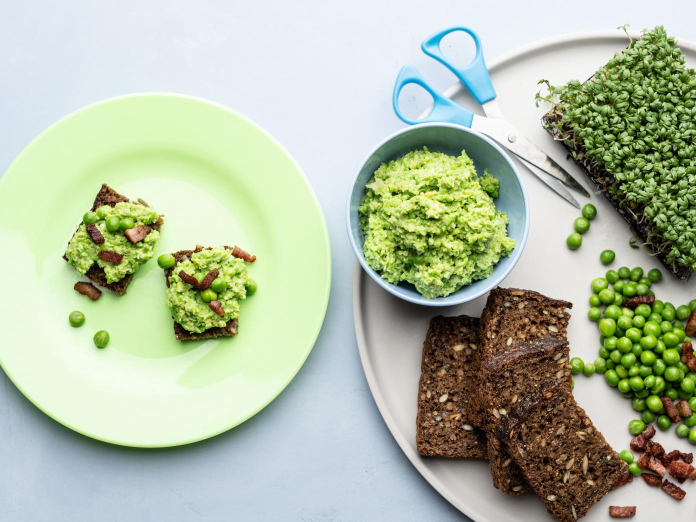 Laksesalat på rugbrød med pastinak, pære, kapers og dild