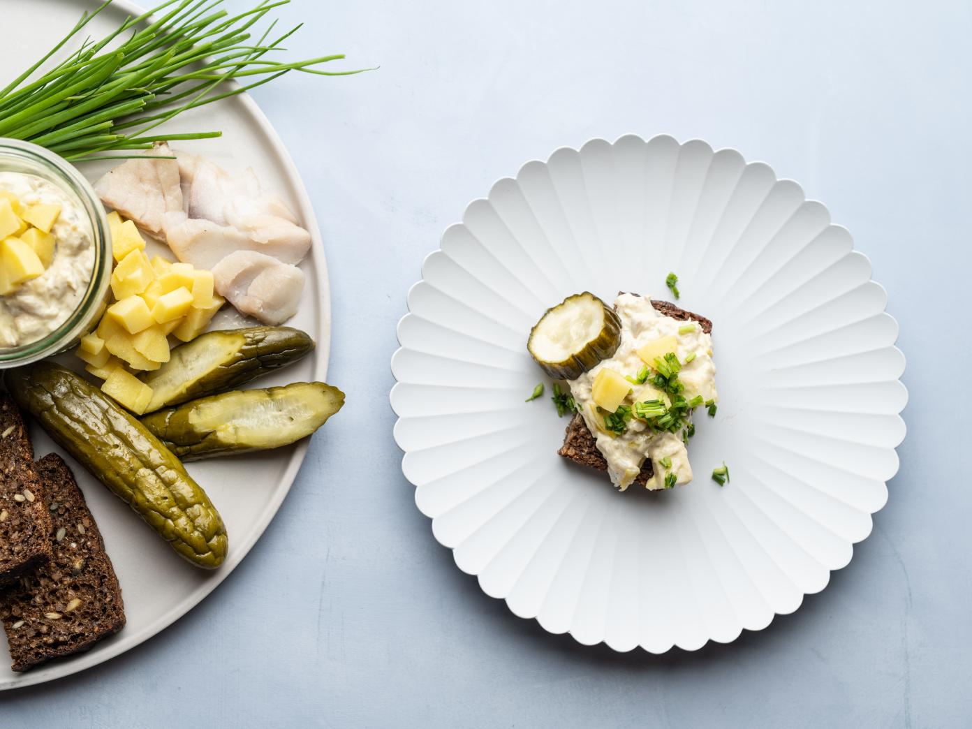 Hvid fiskesalat med kartoffel, hvidløg, dild og citron på rugbrød