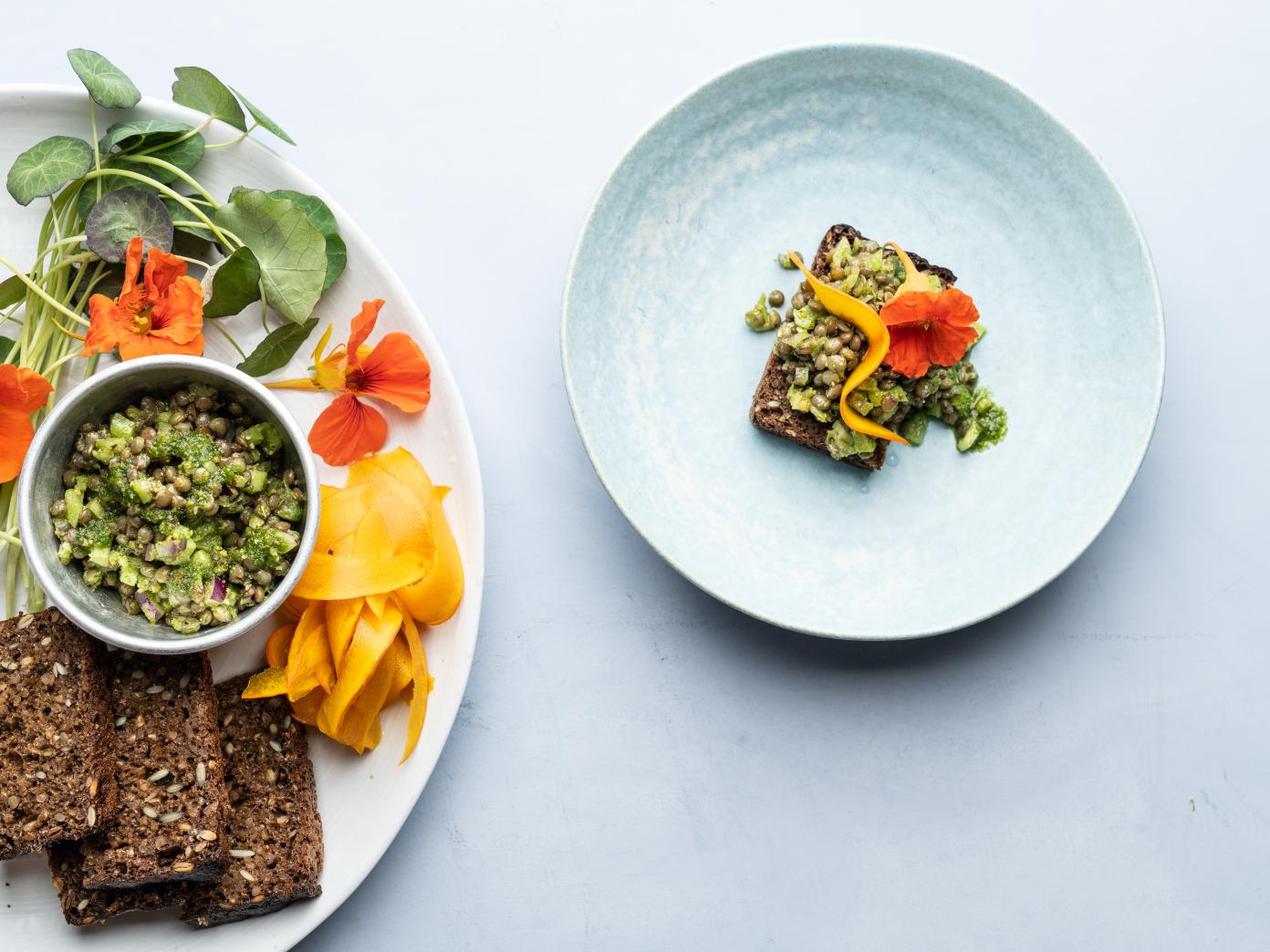 Grønne linser med pesto af løvstikke, spidskommen og ost på rugbrød