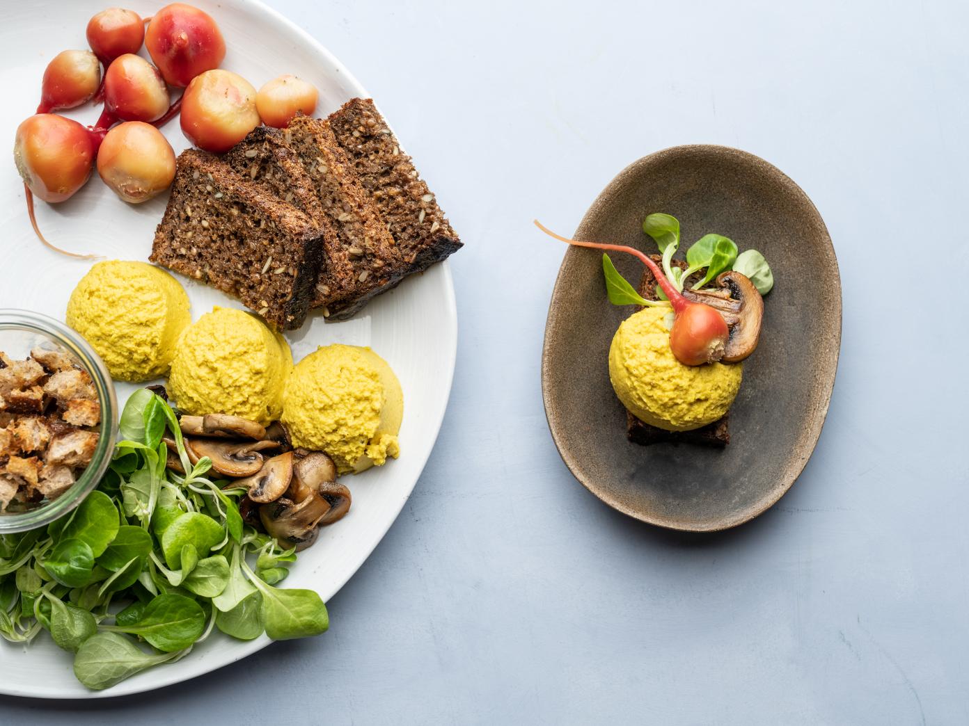 Klassisk hummus med kikærter, hvidløg, spidskommen, persille og sauté af svampe, løg og persille