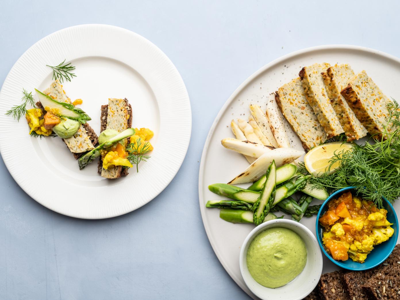 Farsbrød af hvidfisk med gulerødder, dild og pickles på rugbrød