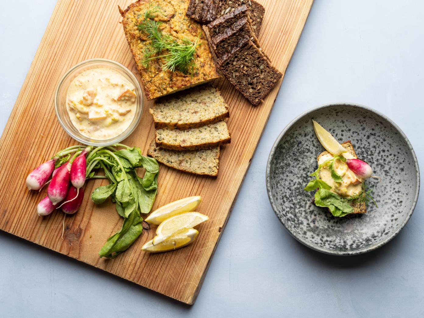 Farsbrød med røde linser, pastinakker, nye løg og timian, remoulade og rugbrød
