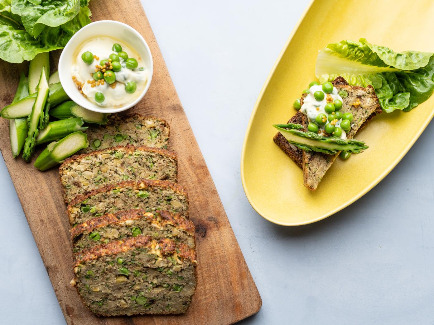 Farsbrød med flækærter, grønne ærter og timian på rugbrød