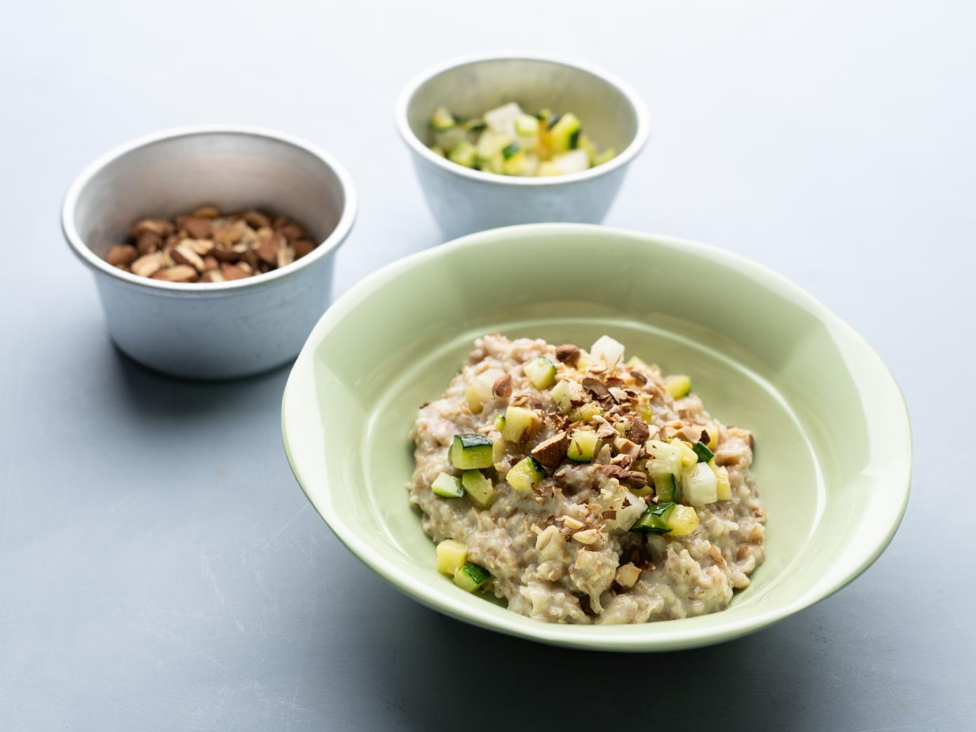 Emmergrød med stegte squash, glaskål, ristede mandler og mynte