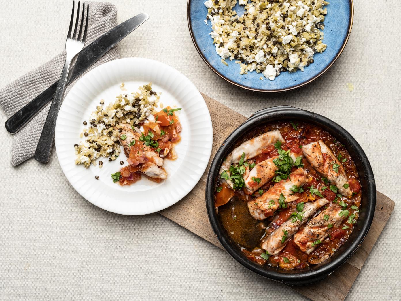 Ovnbagt makrel med små tomater, spidskommen serveret med bulgur og linser med oliven og feta 