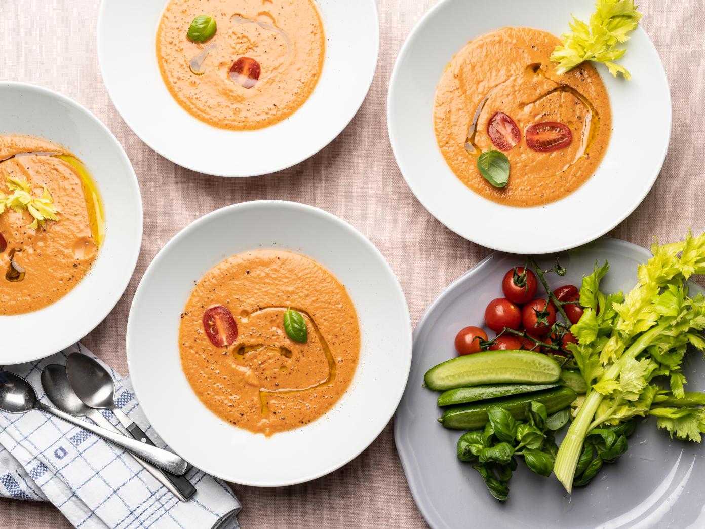 Gazpacho med modne tomater og sommergrønsager