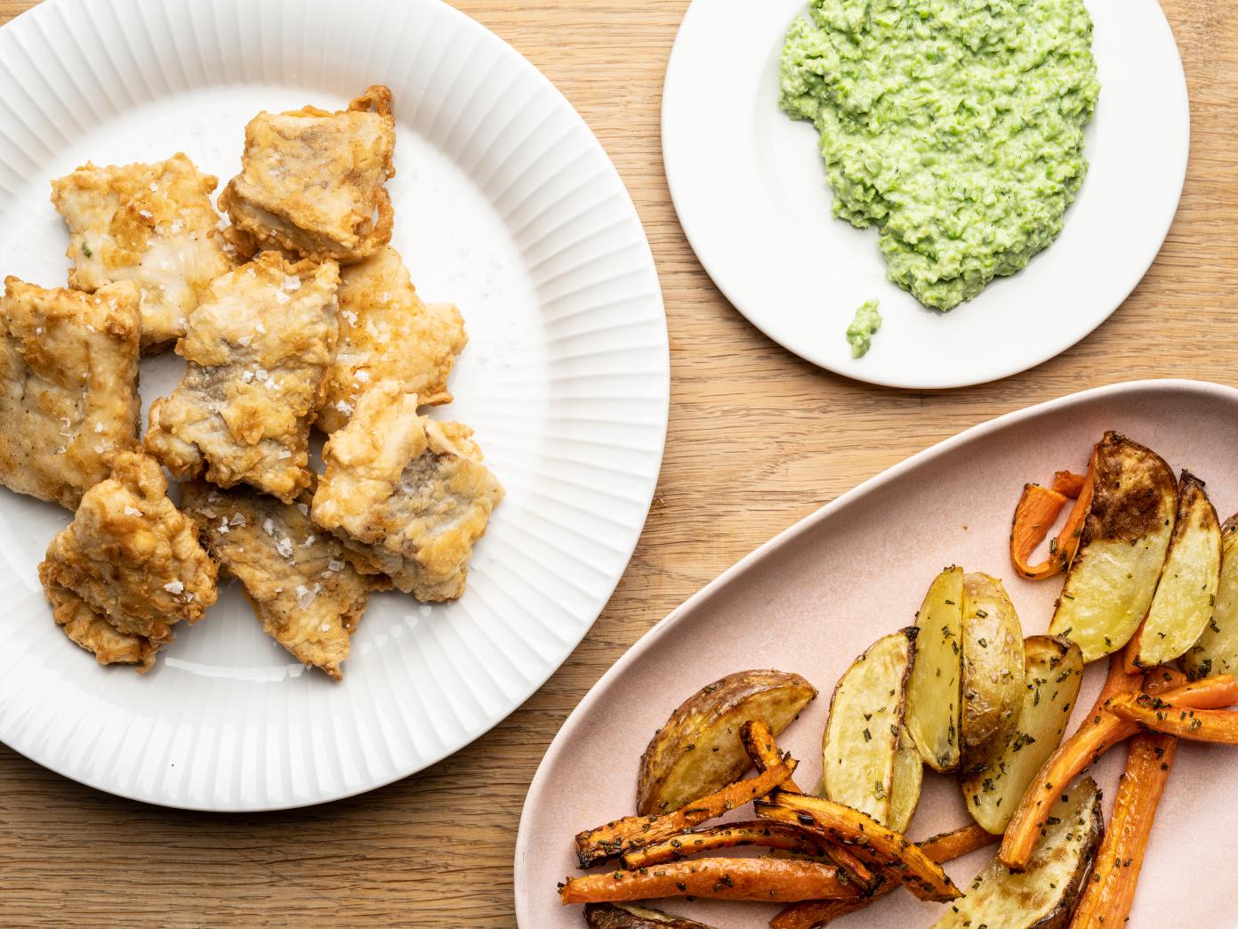 Friteret kulmule med ovnfritter og grov ærtemos