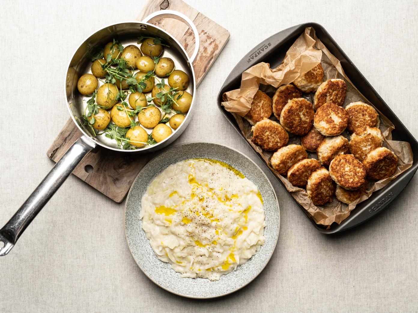 Grisefrikadeller serveret med kartofler, ærteskud og stuvet hvidkål med bønner