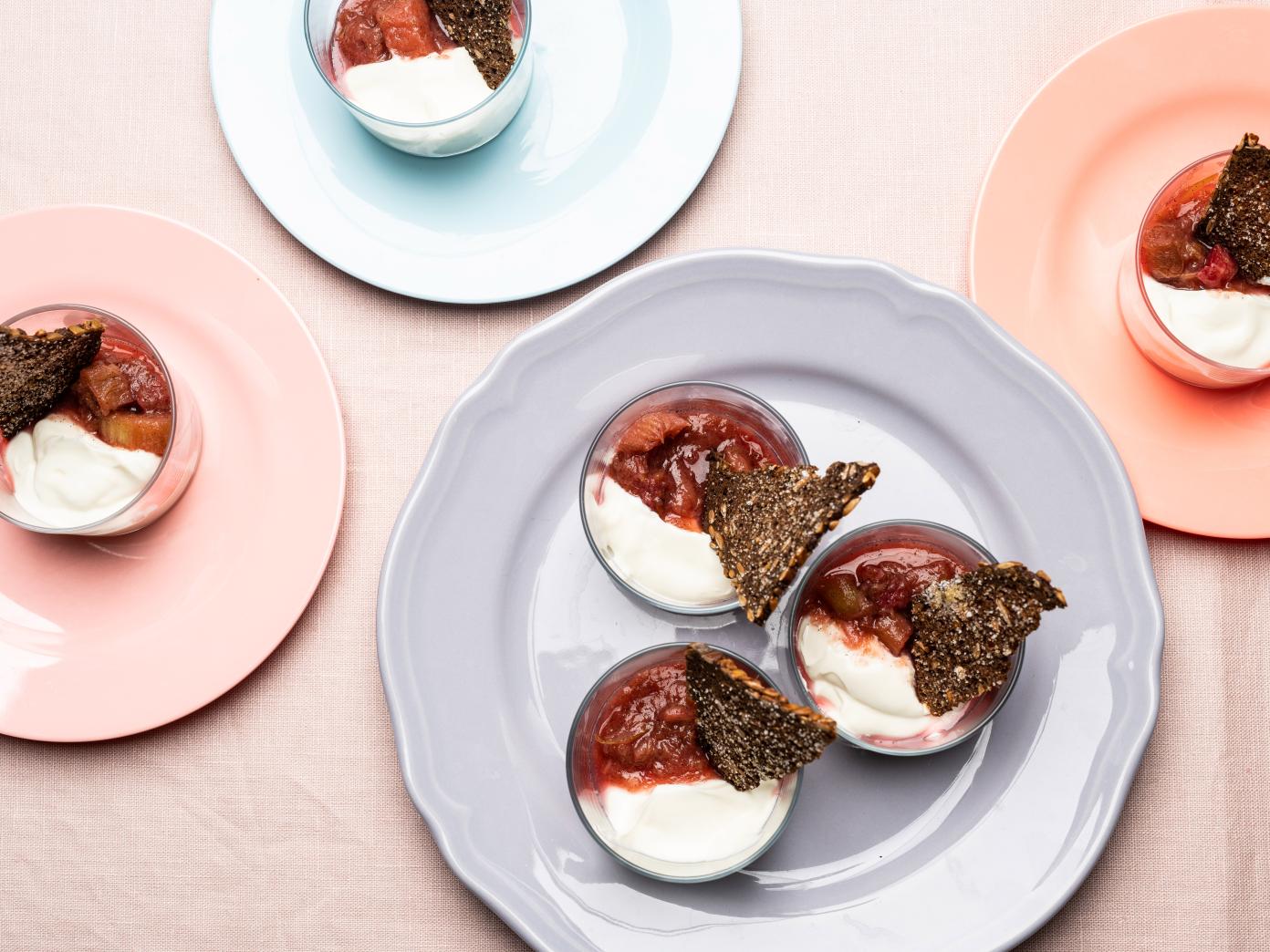 Rabarberkompot med græsk yoghurt og sprøde rugbrødsflager