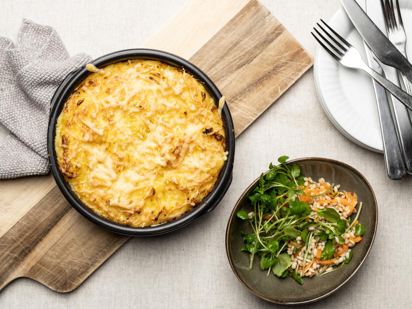 Gratin med mørksej med salat af gulerødder og brøndkarse