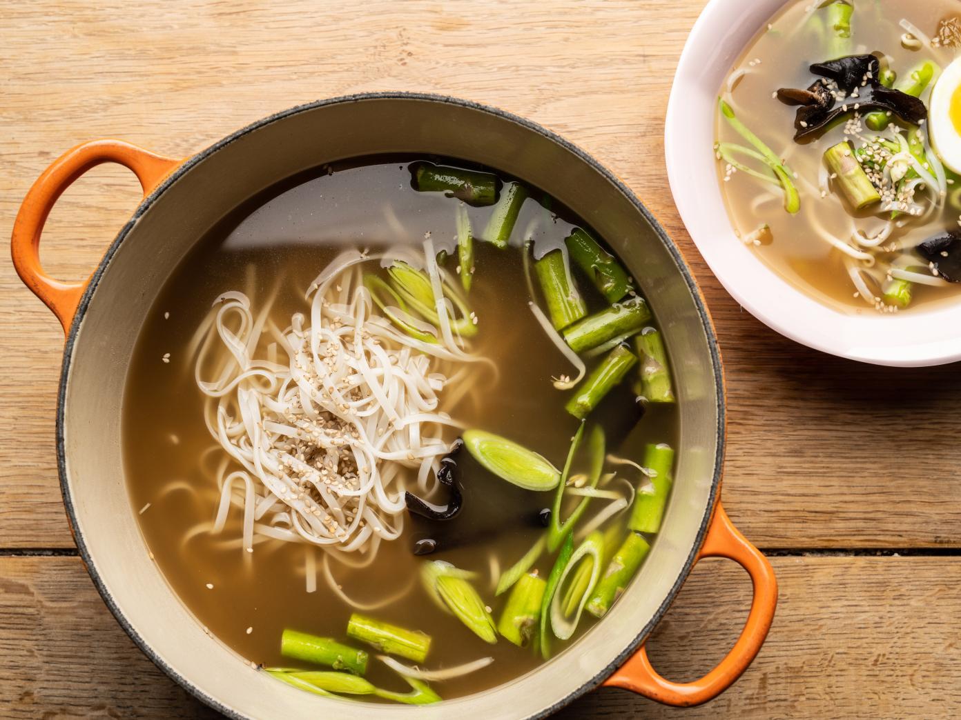 Ramen med asparges, forårsløg, blødkogt æg, spirer og sesamfrø