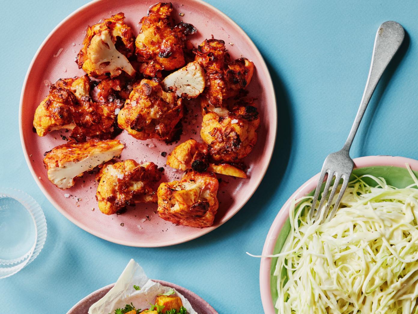 Blomkåls-nuggets med sprød skorpe af cornflakes med BBQ, bagte søde kartofler og coleslaw