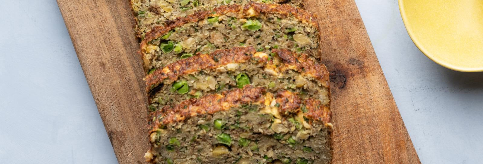 Farsbrød med flækærter, grønne ærter og timian