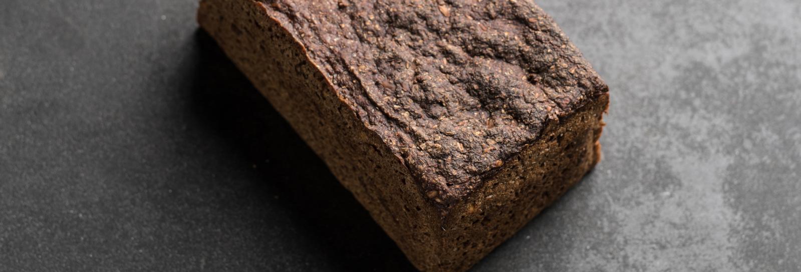 Mørkt rugbrød med rug- og græskarkerner