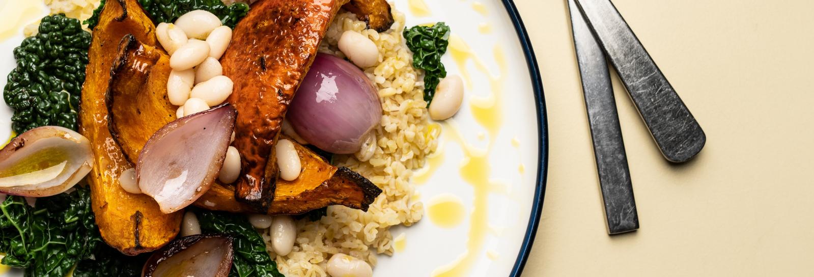 Bulgur, palmekål og bagte løg