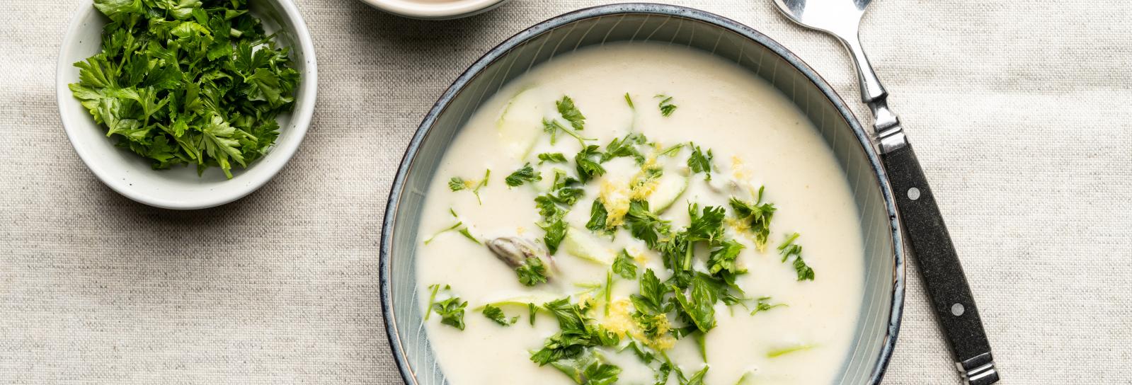 Aspargessuppe med grønne asparges, persille og citron