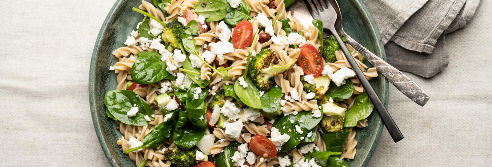 Pastaskruer med broccoli, linser, feta og nødder 