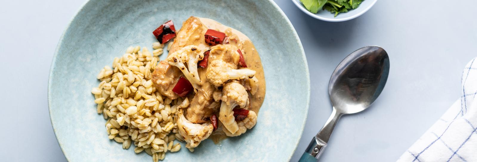Kylling med blomkål og peberfrugt i jordnøddesauce med koriander