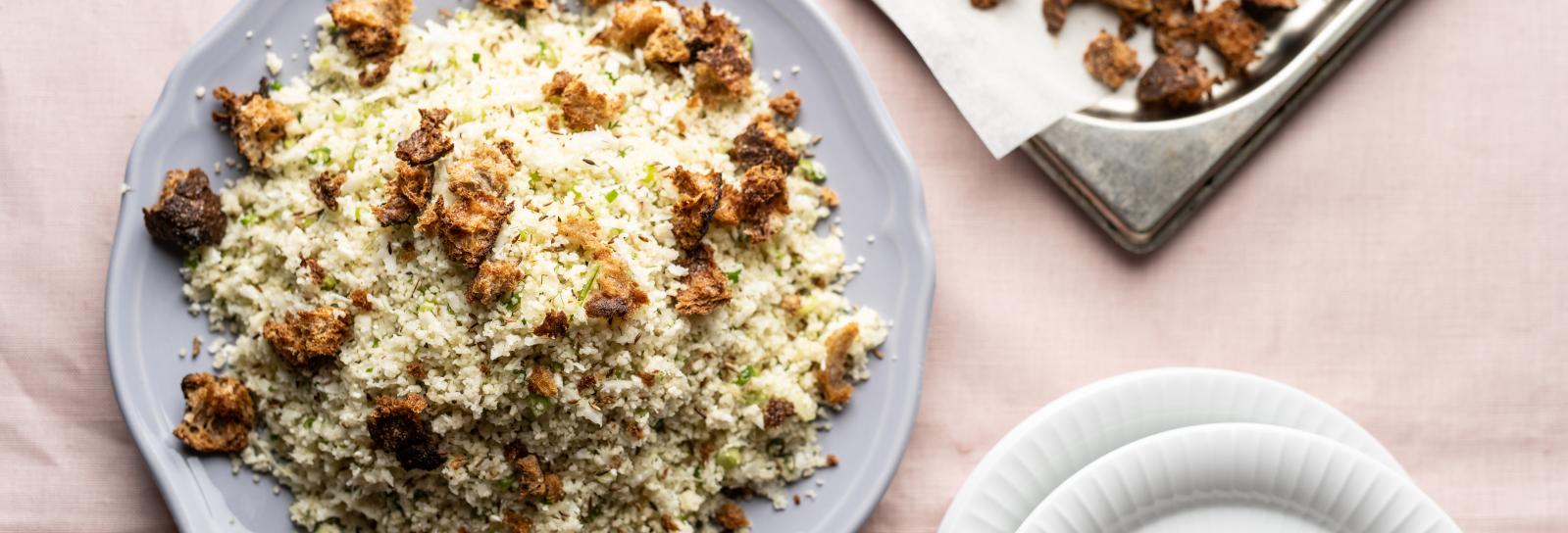 Blomkålstabbouleh med fennikel, dild, spidskommen og sprøde croutoner