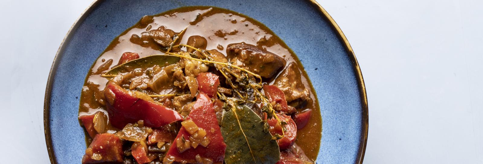 Kalkungullasch med paprika, citronskal, timian og spidskommen