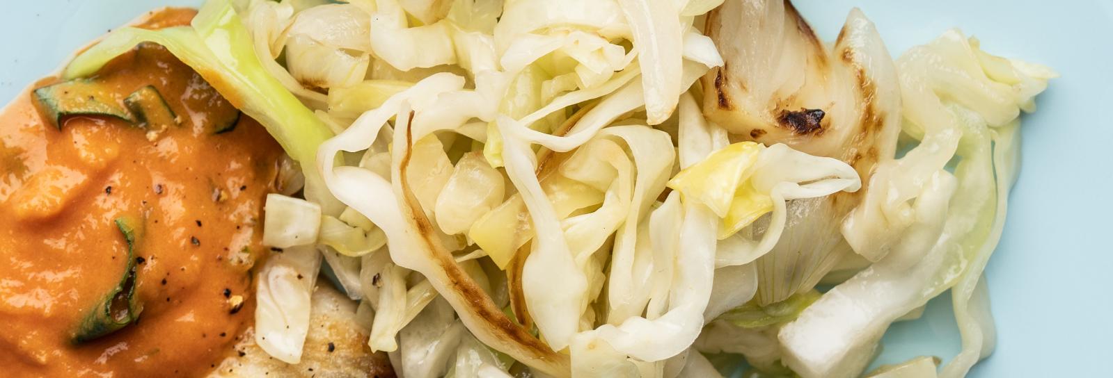 Stegt spidskål med løg og citron