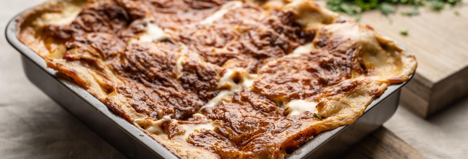 Grøntsagslasagne med kartofler, spinat og røde linser