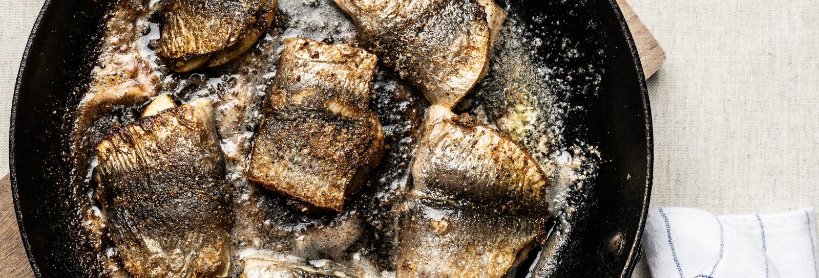 Stegte sild med æbler