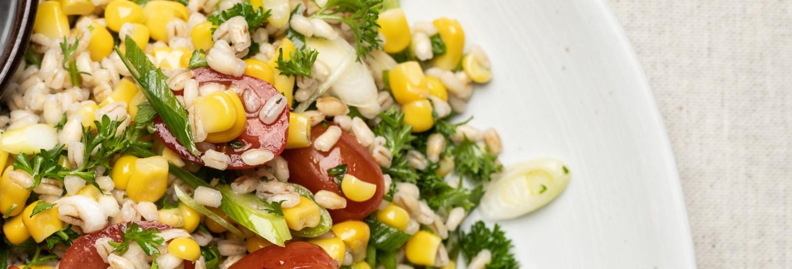 Majs, tomater og hvedekerner i citronmarinade