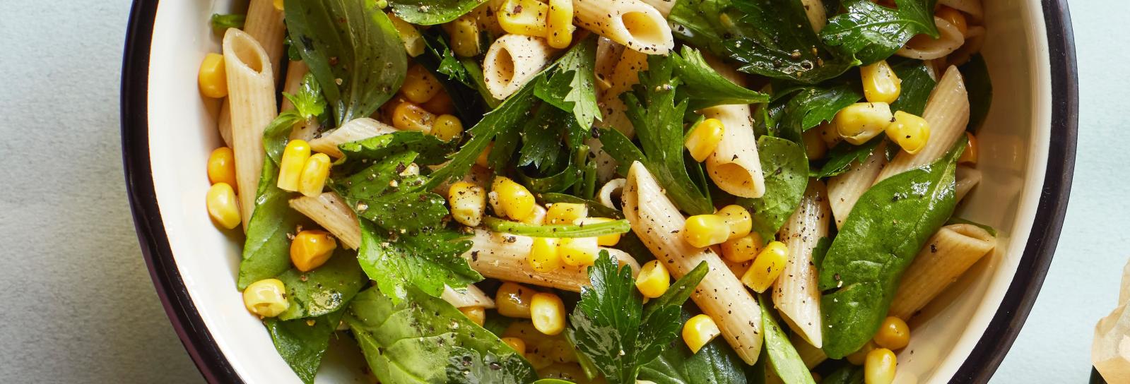 Pastasalat med sommerurter
