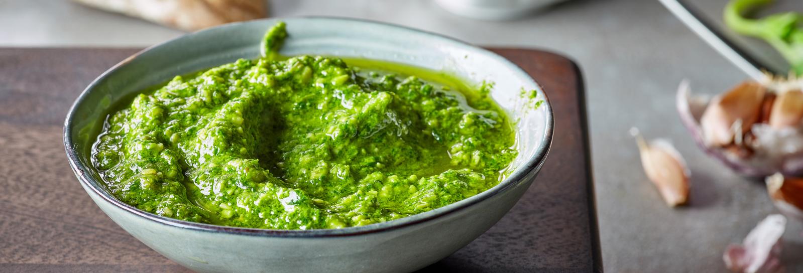 Pesto af løvstikke, spidskommen og ost