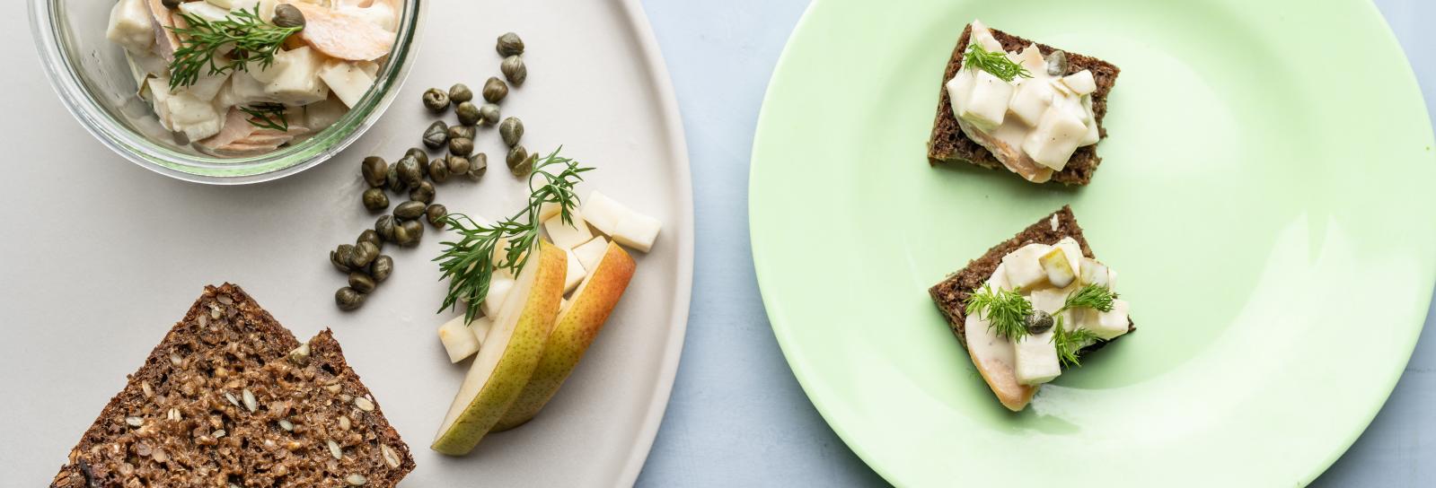 Laksesalat med pastinak, pære, kapers og dild