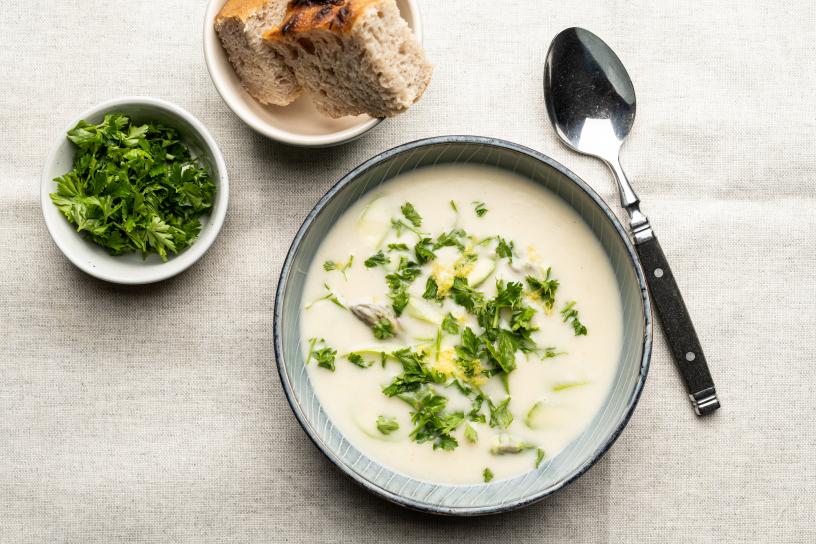 Aspargessuppe med grønne asparges, persille og citron