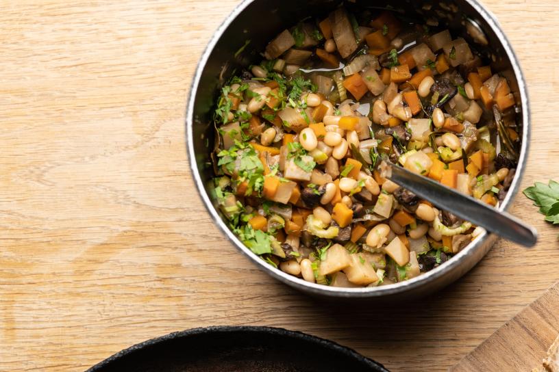 Bønnecassoulet med hvide bønner, gulerødder og knoldselleri