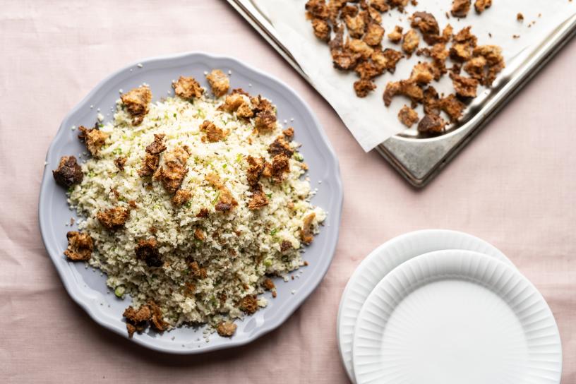 Blomkålstabbouleh med fennikel, dild, spidskommen og sprøde croutoner