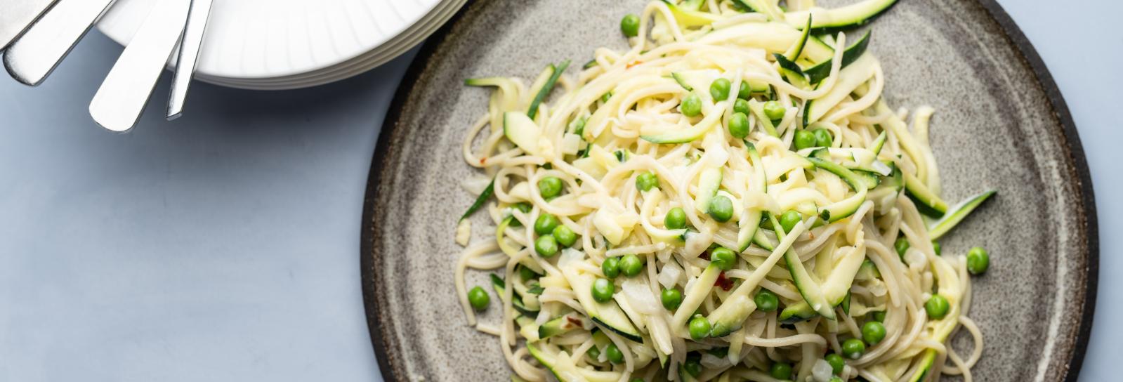 Pasta med squash, friske ærter, fløde og citron