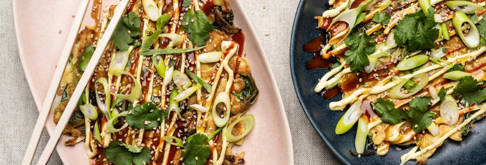 Okonomiyaki - japansk æggekage med lynstegt spidskål og hoisinsauce