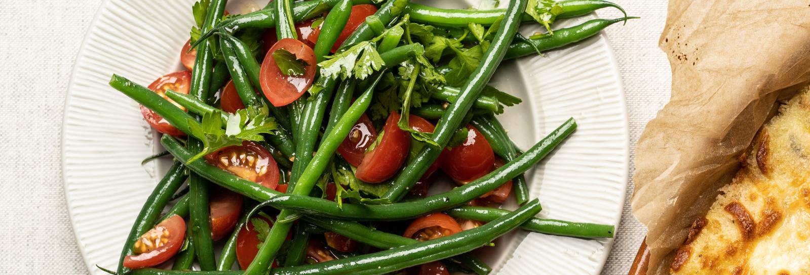 Salat af grønne bønner, persille og tomat