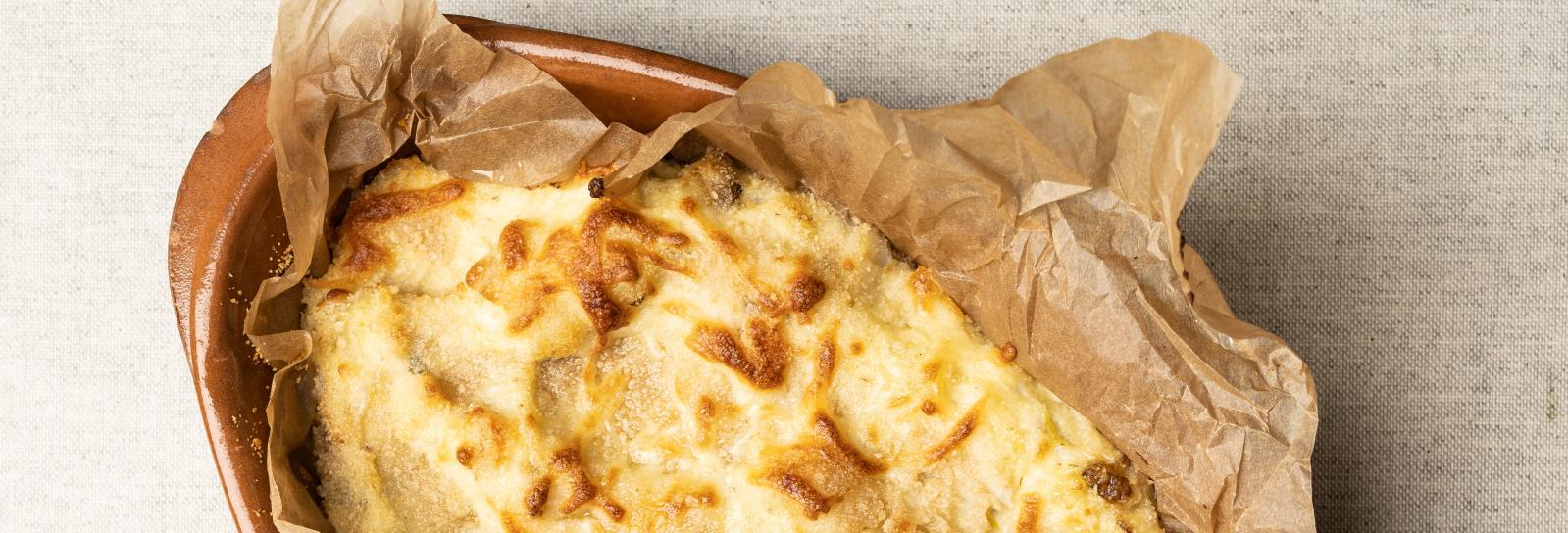 Gratin af kartofler, løg og lyssej