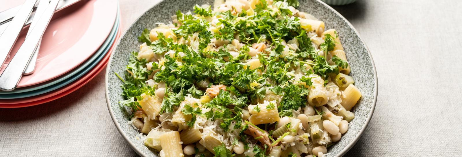 Pasta med fennikel, hvide bønner, citron, persille og røget ørred