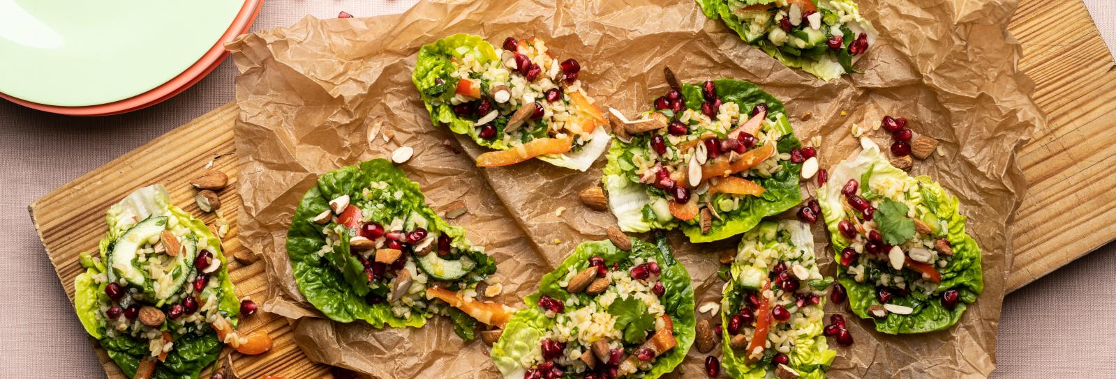 Aromatisk tabbouleh med granatæble i salatblade