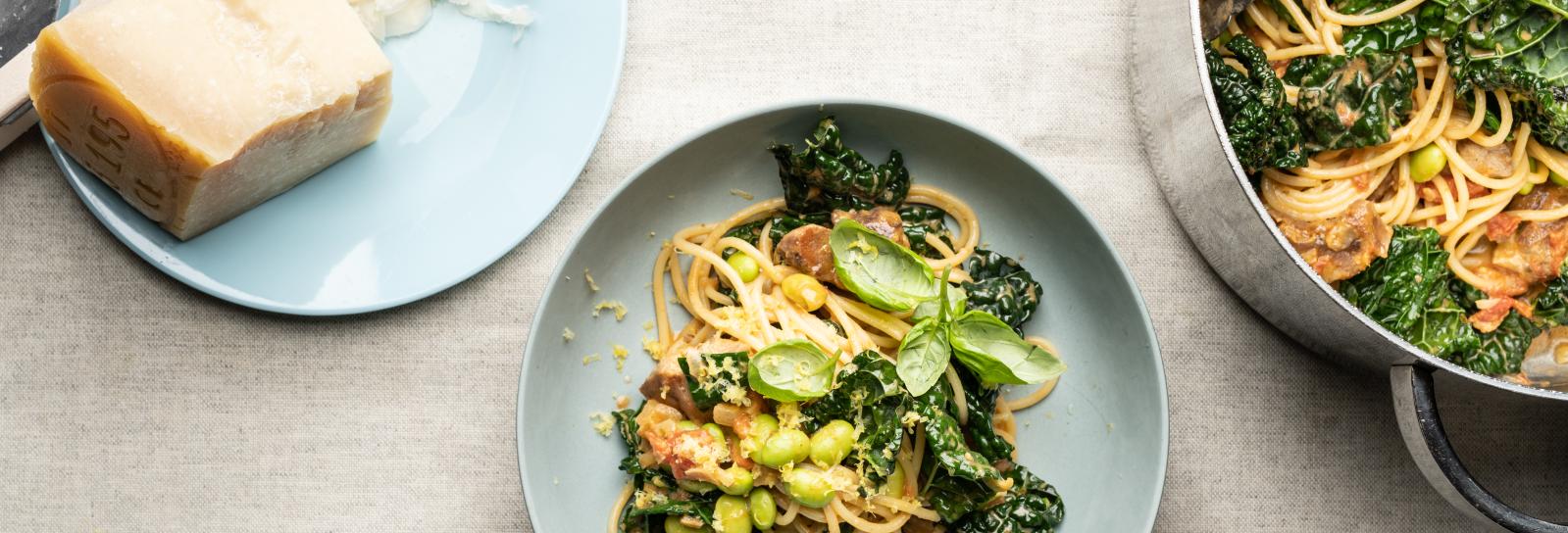 Pasta med palmekål, edamamebønner og kalkun