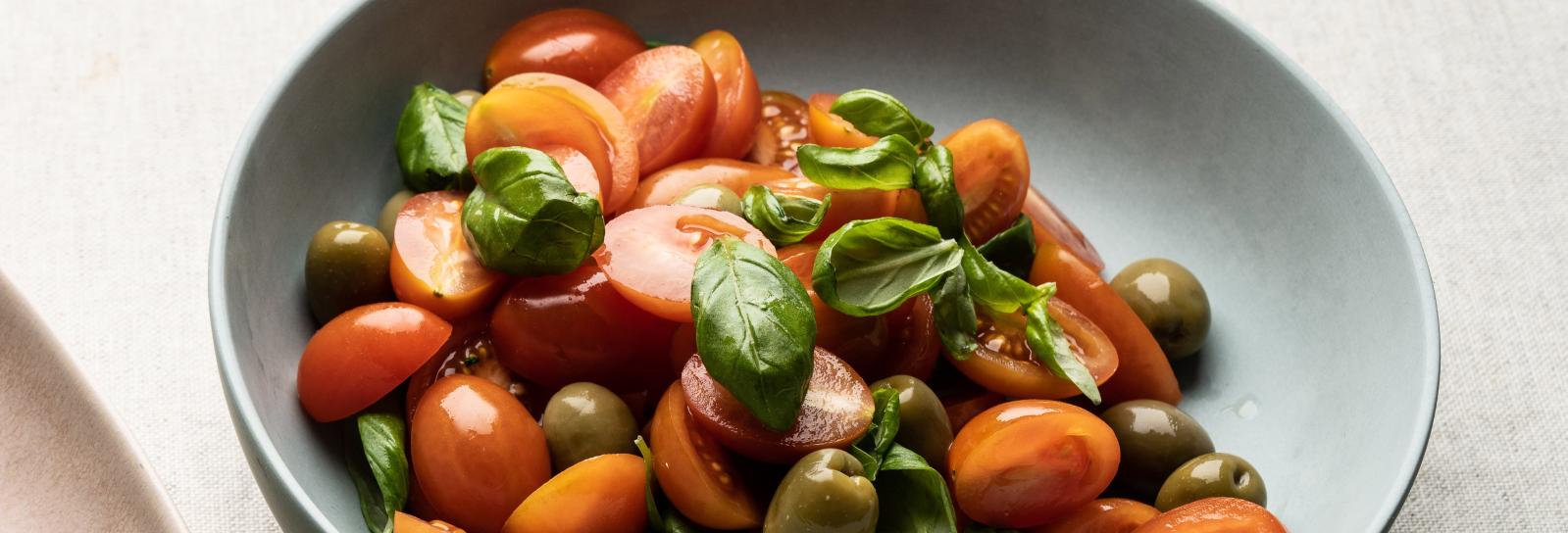 Tomatsalat med basilikum og grønne oliven