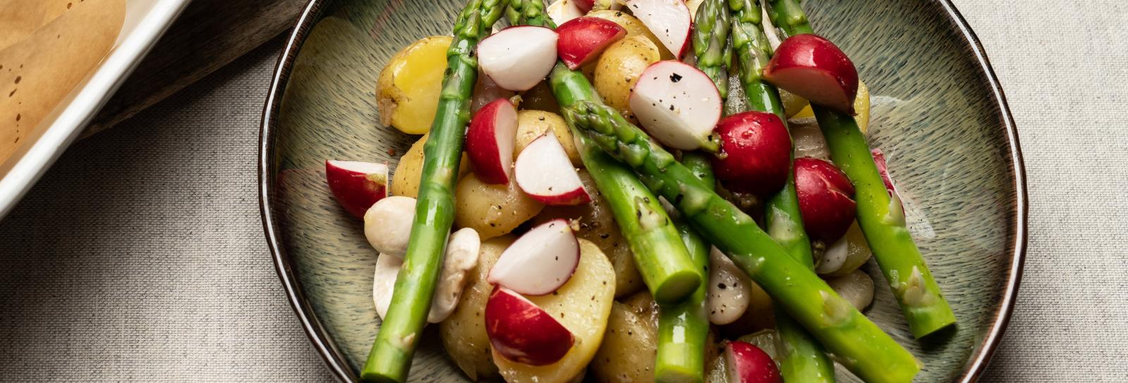 Salat af kartofler, radiser, hvide bønner og asparges