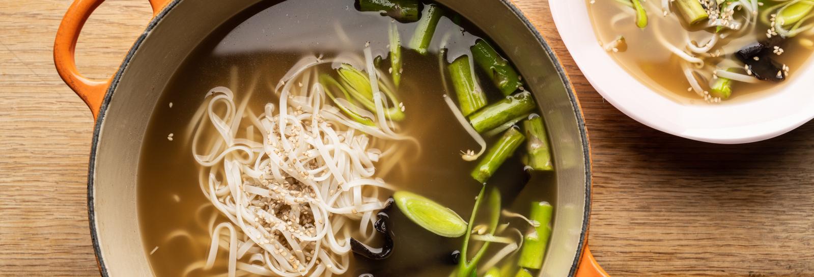 Ramen med asparges, forårsløg og spirer