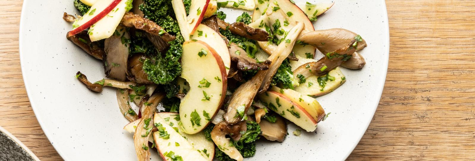 Salat med svampe, grønkål og æbler