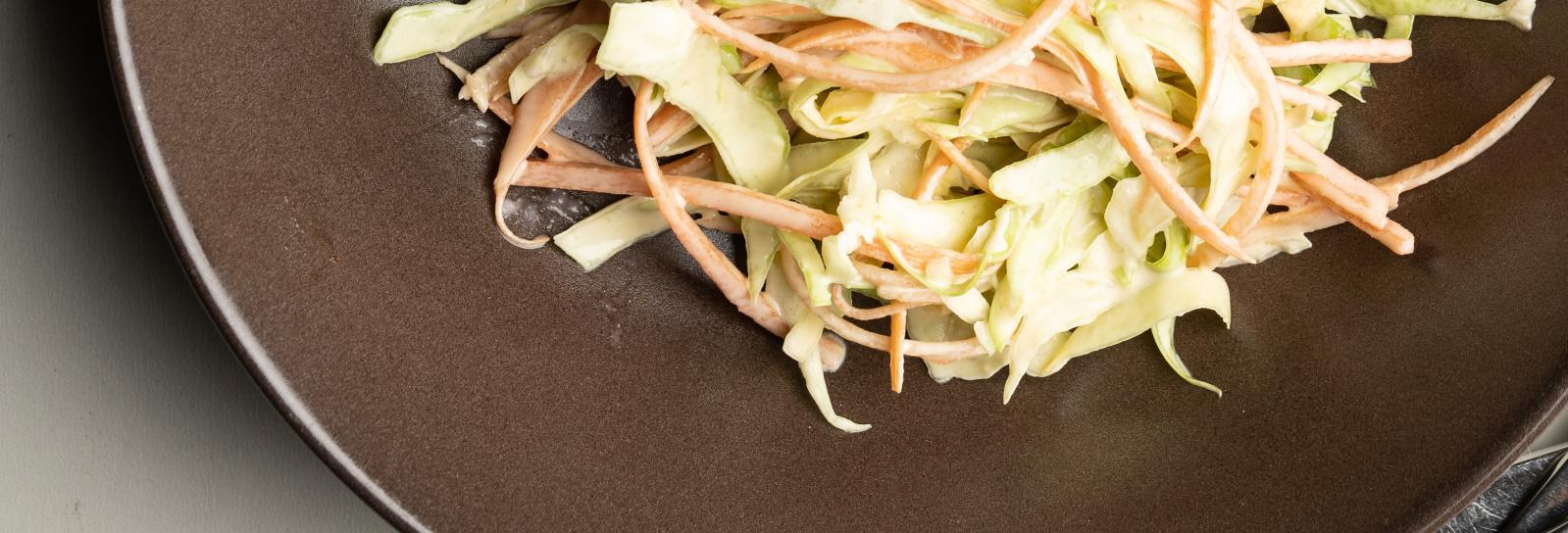 Coleslaw af kål og gulerødder