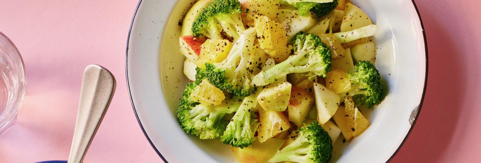 Salat af broccoli med æbler og appelsin